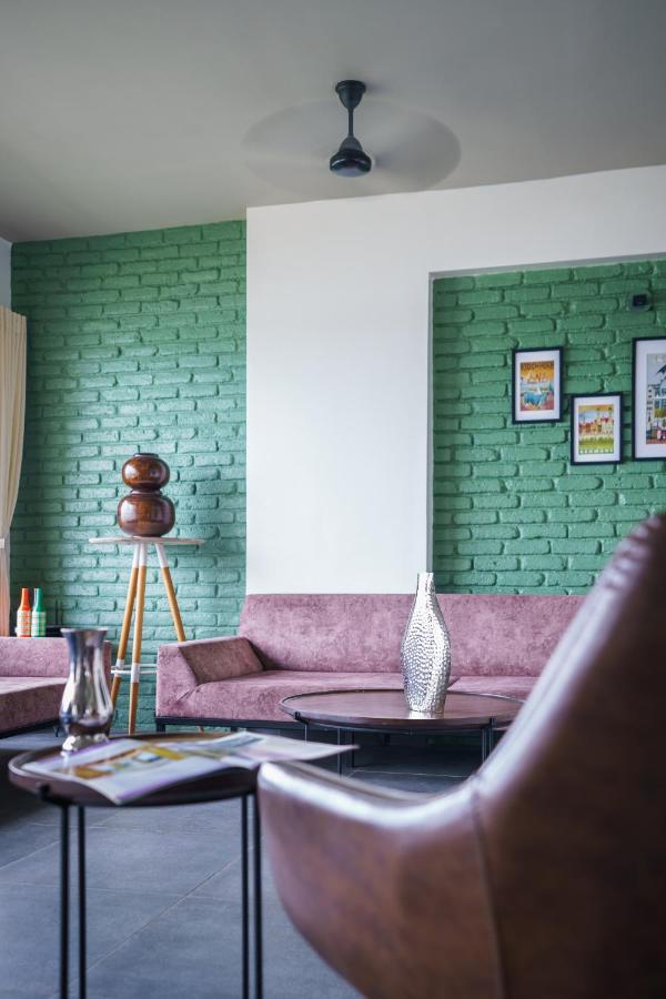 Grey Stone - Lakefront Penthouse Family Rooms Kolhapur Dış mekan fotoğraf