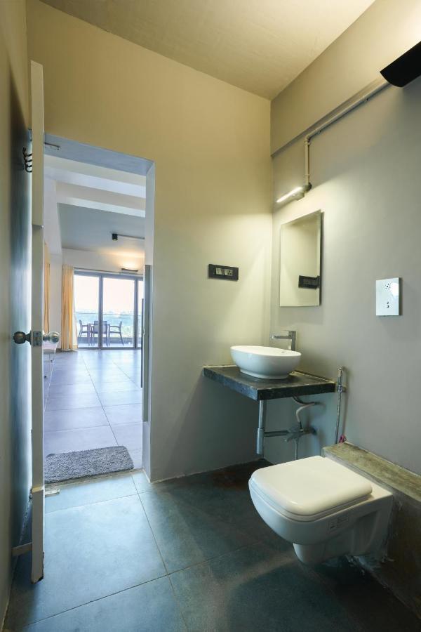Grey Stone - Lakefront Penthouse Family Rooms Kolhapur Dış mekan fotoğraf