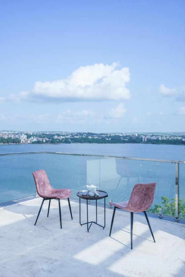Grey Stone - Lakefront Penthouse Family Rooms Kolhapur Dış mekan fotoğraf