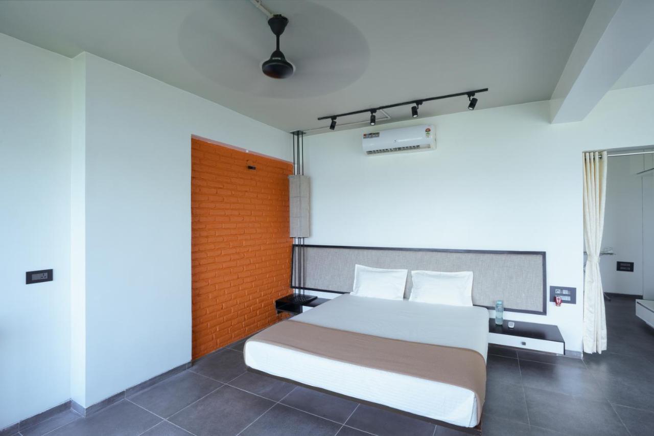 Grey Stone - Lakefront Penthouse Family Rooms Kolhapur Dış mekan fotoğraf