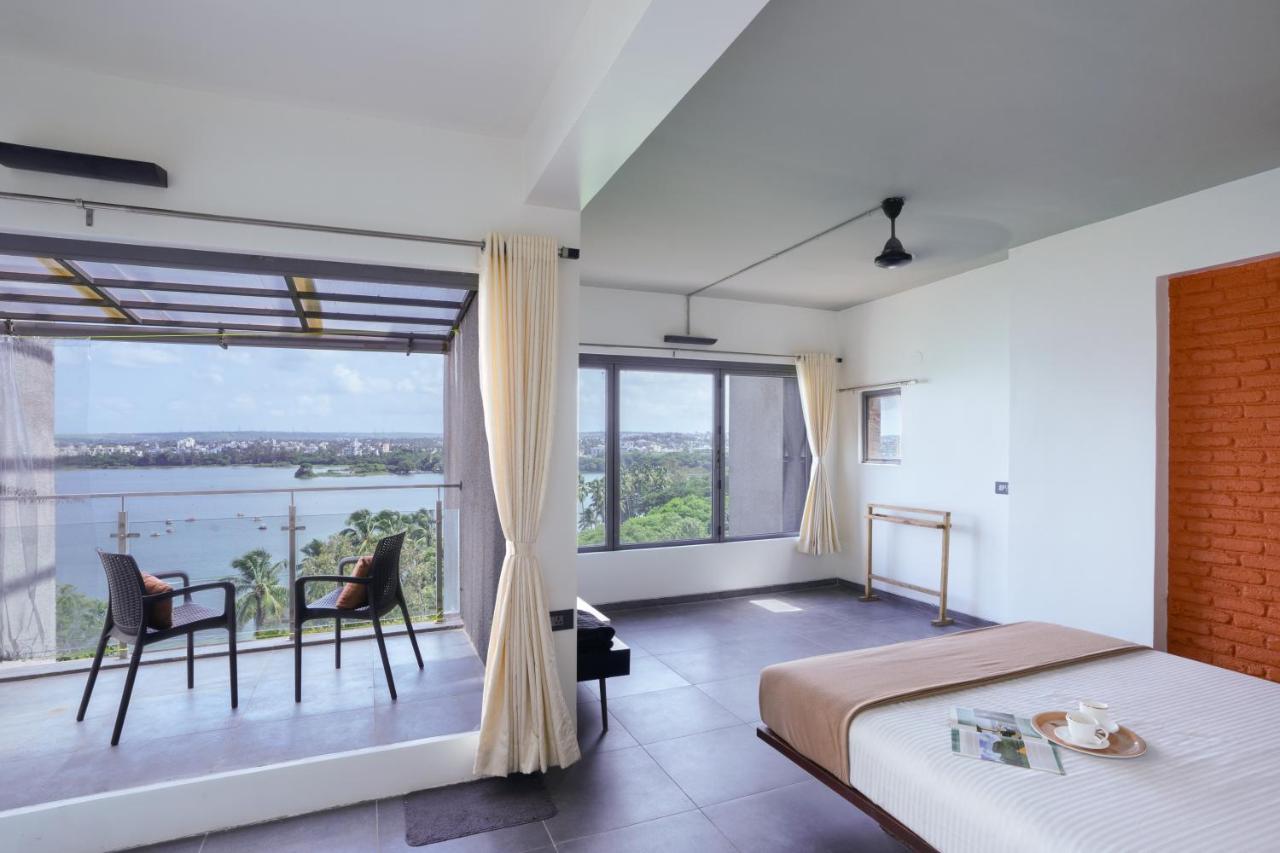 Grey Stone - Lakefront Penthouse Family Rooms Kolhapur Dış mekan fotoğraf