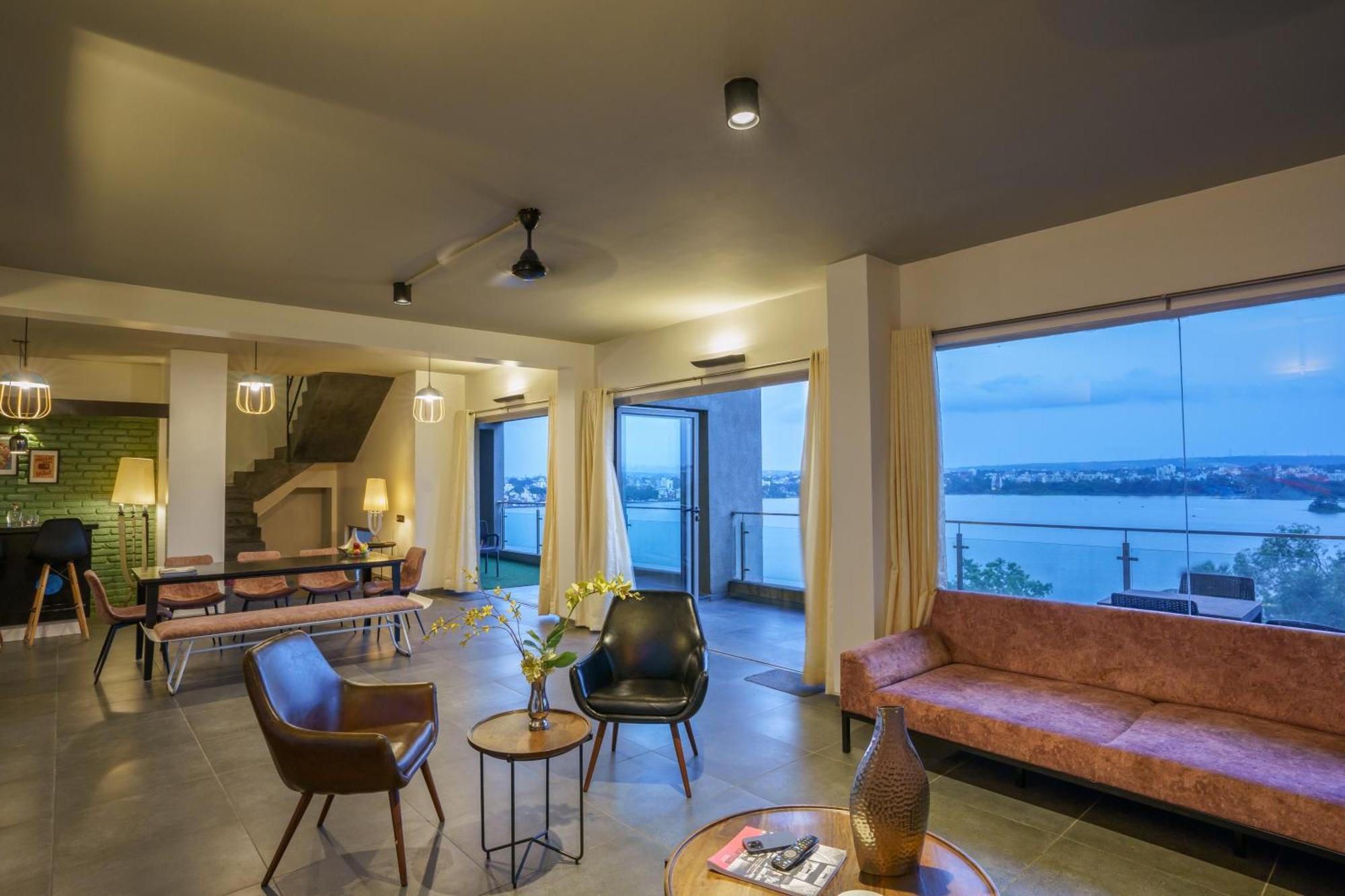 Grey Stone - Lakefront Penthouse Family Rooms Kolhapur Dış mekan fotoğraf