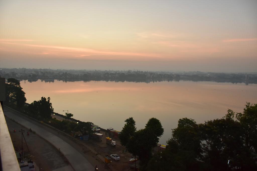Grey Stone - Lakefront Penthouse Family Rooms Kolhapur Dış mekan fotoğraf